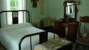 PICTURES/Beckley Exhibition Coal Mine/t_Bedroom in Cottage.JPG